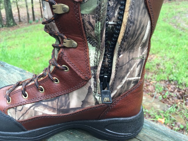 The Venom features a side-zip that allows you to easily slip in and out of your boots.