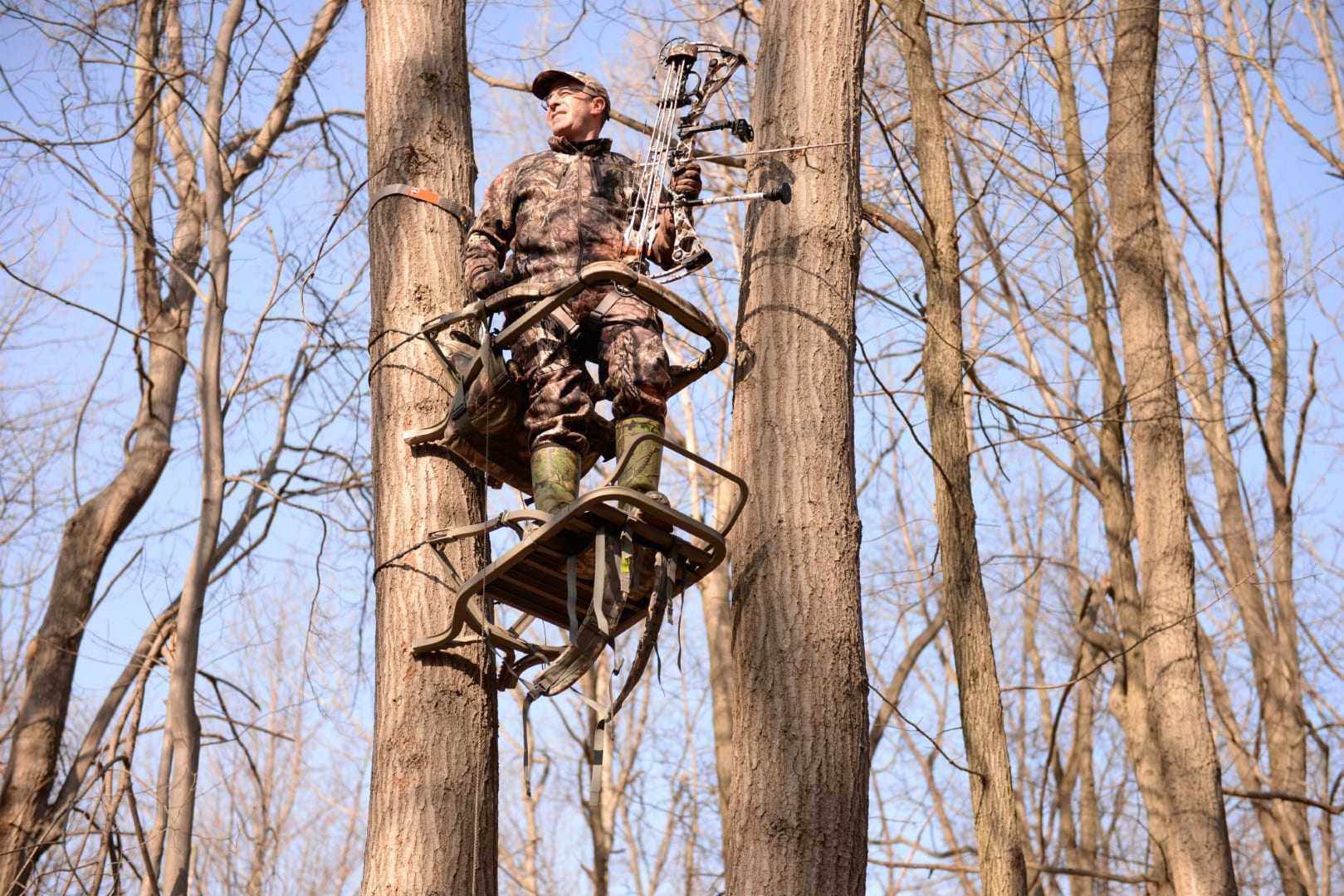 hunter-in-climbing-stand