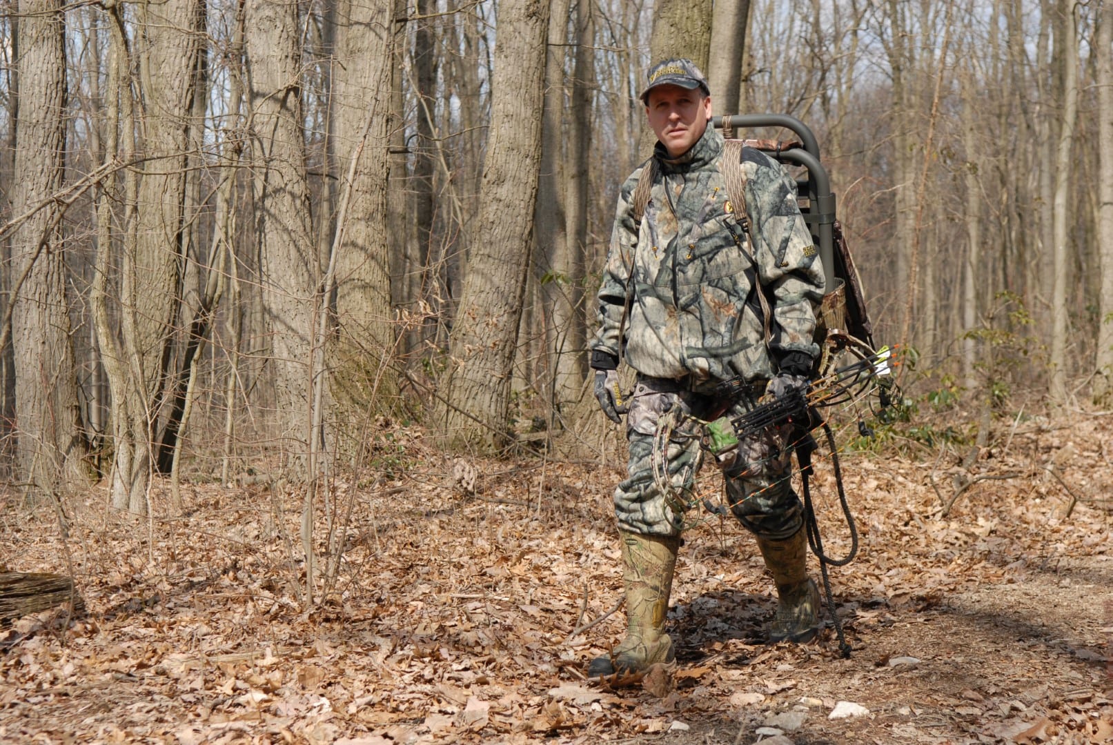 hunter-walking-with-treestand