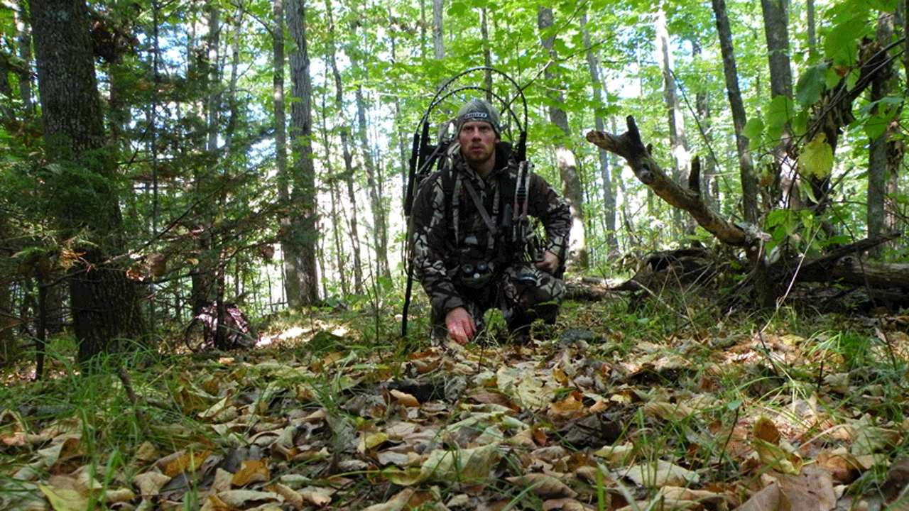 hunter-picking-treestand