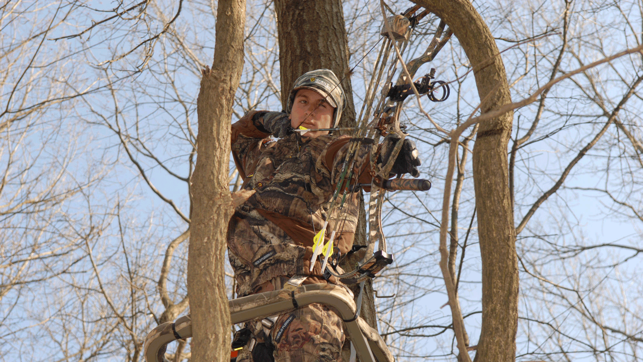 hunter-at-full-draw-in-treestand