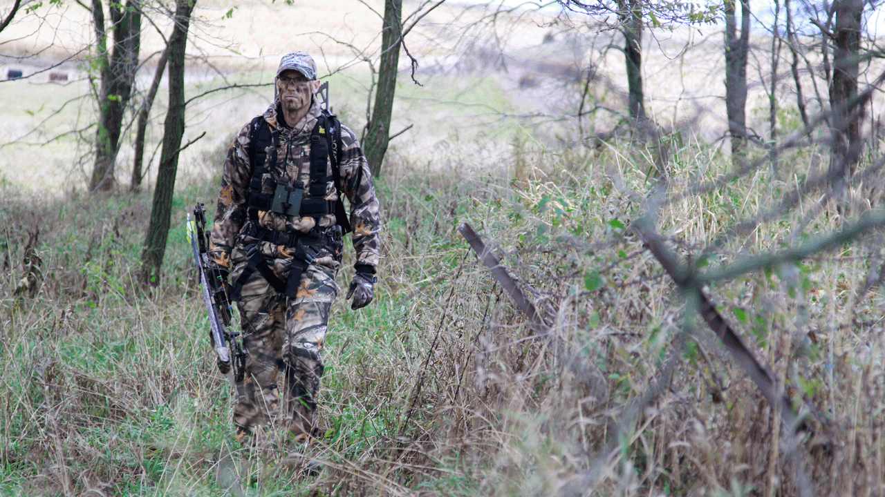 6 rut rules you should know hunter-walking-fencerow