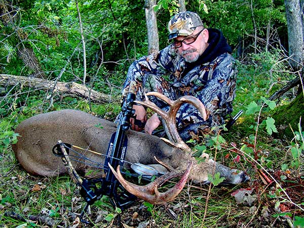 Crossbow buck Dan Hendricks whitetail buck